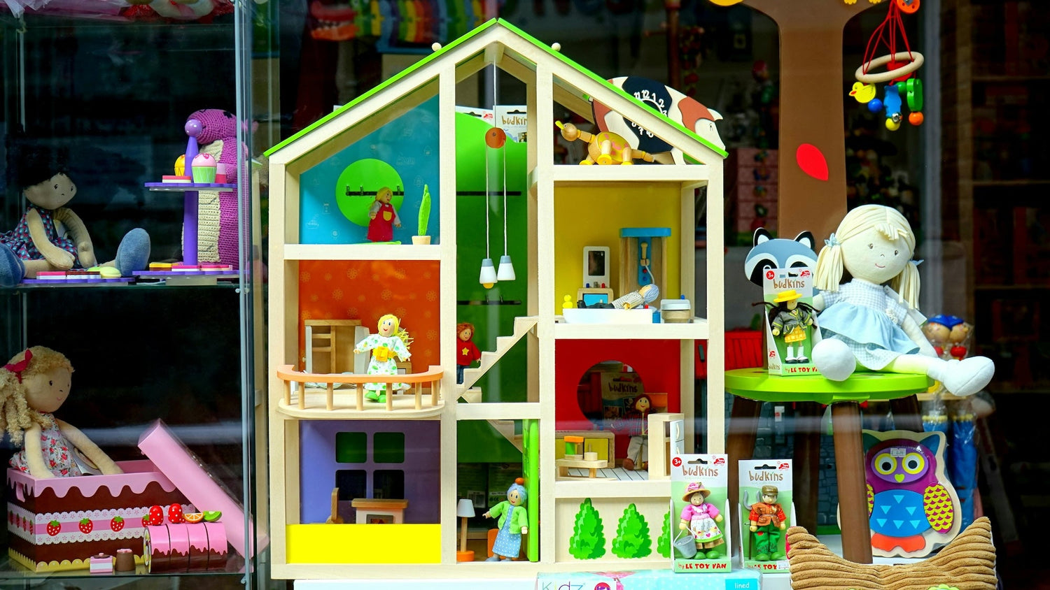 Doll Houses & Furniture